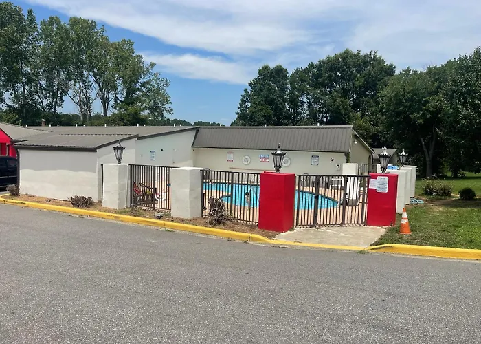 Super 8 By Wyndham Monroe