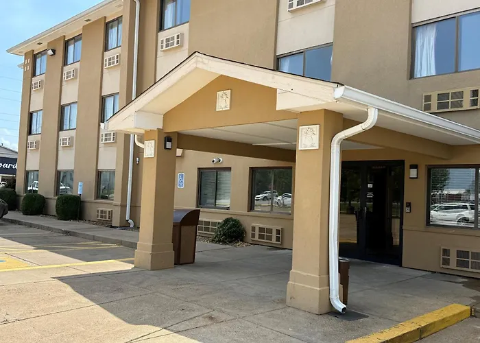 Super 8 By Wyndham East