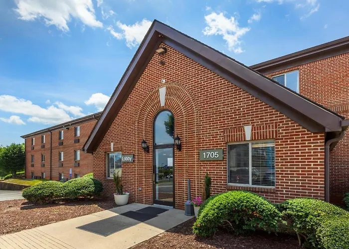 Hometowne Studios & Suites By Red Roof Greensboro