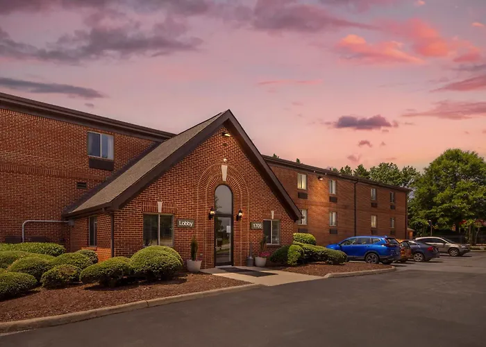 Hometowne Studios & Suites By Red Roof Greensboro