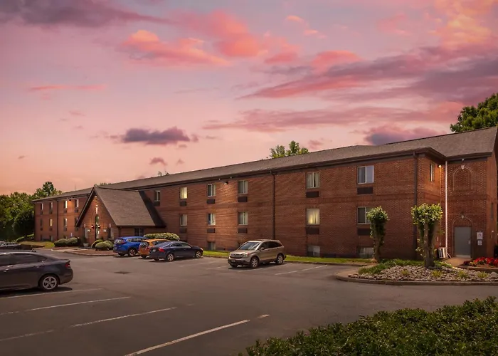 Hometowne Studios & Suites By Red Roof