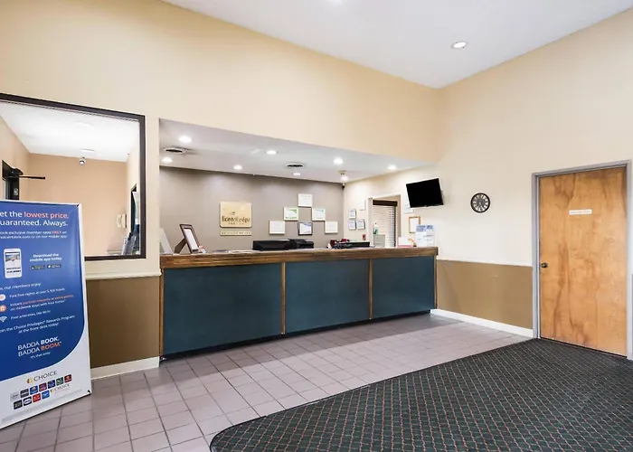 Econo Lodge Inn & Suites East