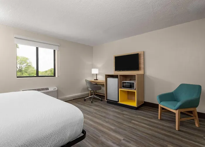 Days Inn And Suites By Wyndham , In