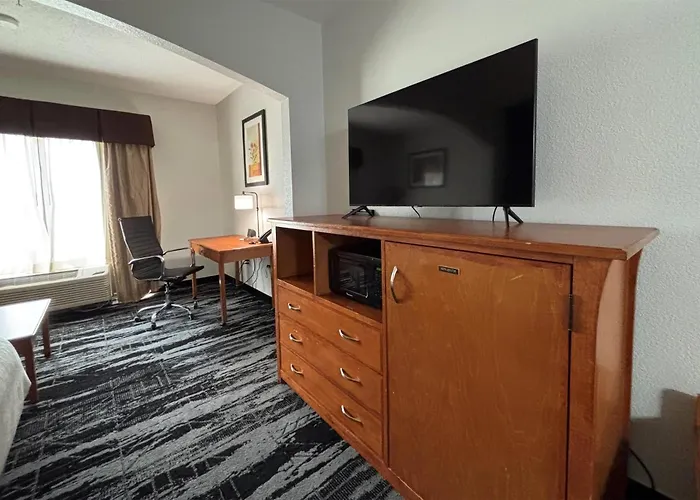 Baymont By Wyndham Marion Hotel