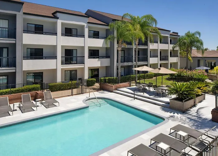 Courtyard By Marriott Fresno