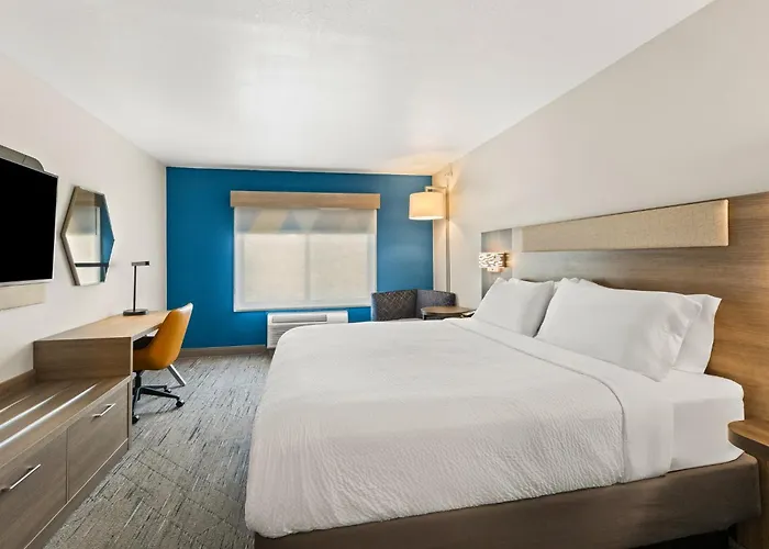 Holiday Inn Express & Suites Fairmont By Ihg