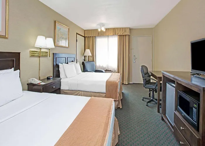Howard Johnson By Wyndham Torrance