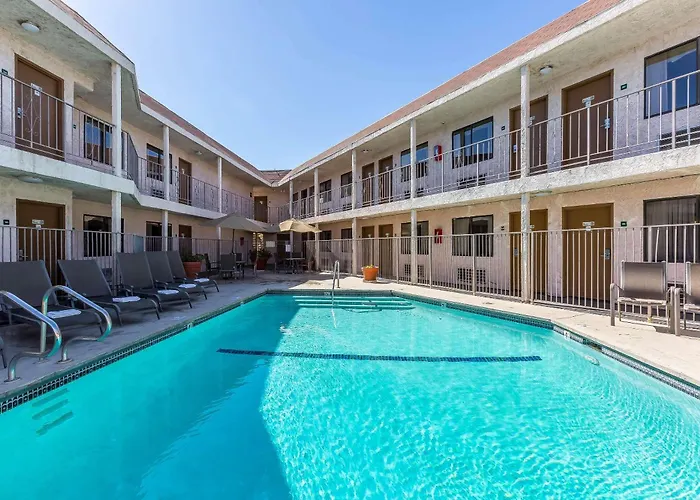 Rodeway Inn Magic Mountain Area