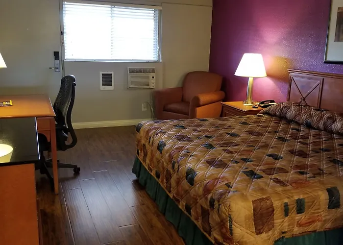 Santa Fe Inn - Pueblo