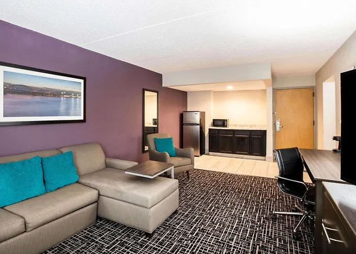 La Quinta Inn By Wyndham Davenport & Conference Center