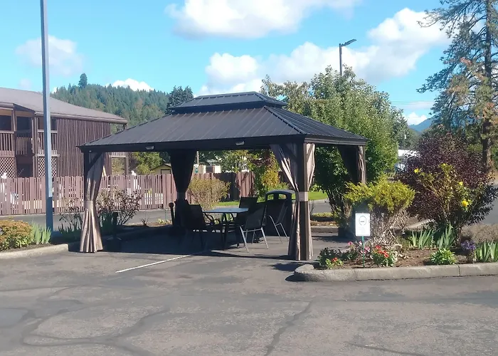 Oakridge Inn & Suites