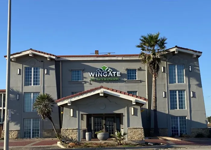 Wingate By Wyndham Galveston Beachfront At The Seawall