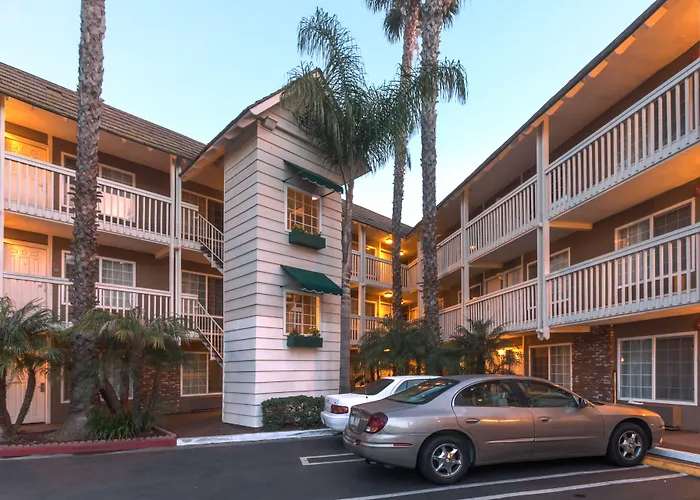 Ramada By Wyndham Costa Mesa/Newport Beach