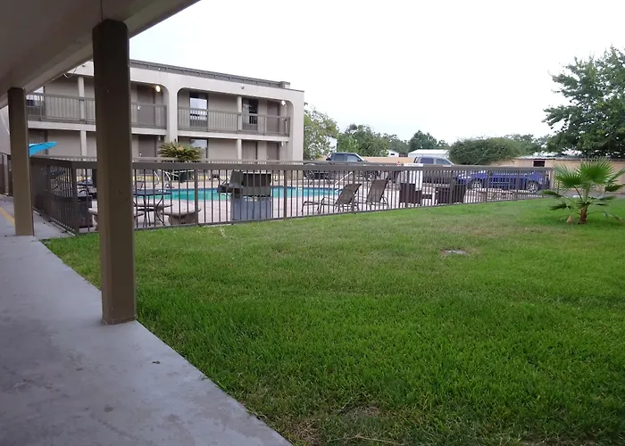 Days Inn By Wyndham Victoria Tx East