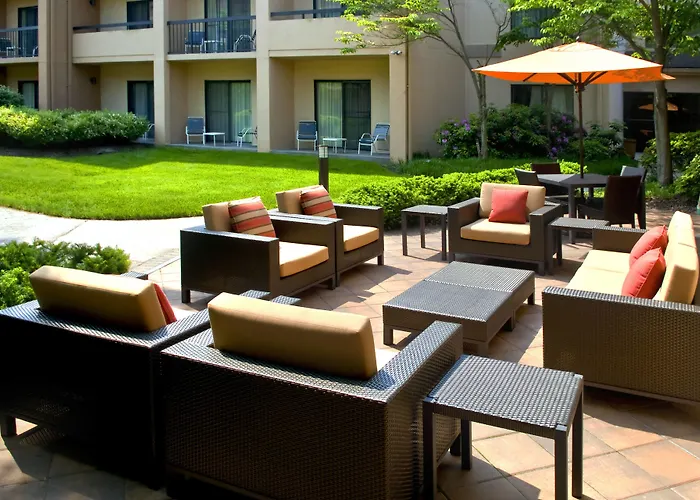 Courtyard By Marriott Lincroft Red Bank