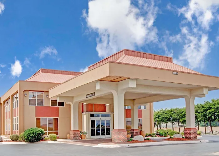 Ramada By Wyndham West Memphis