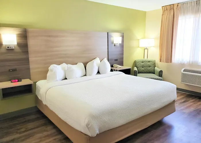 Baymont By Wyndham Santa Fe Hotel
