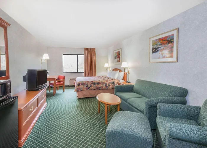 Days Inn By Wyndham Topeka