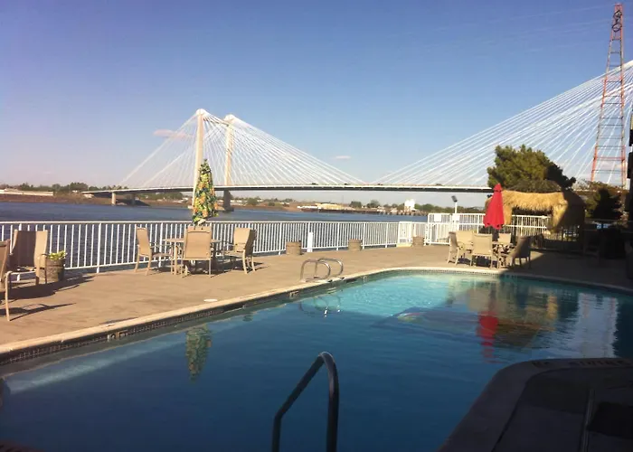 Clover Island Inn