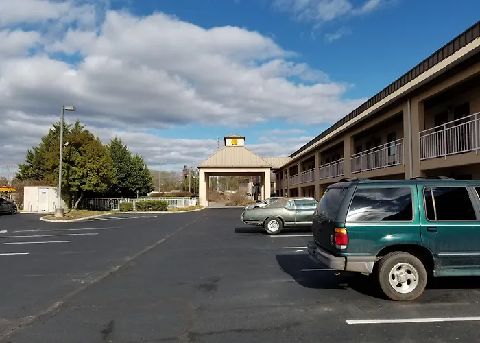 Econo Lodge Inn & Suites East