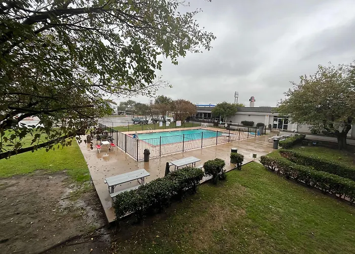 Motel 6 , Tx Town East