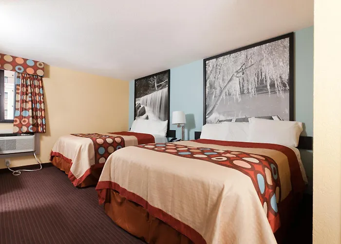 Super 8 By Wyndham Wichita Airport West Kellogg Motel