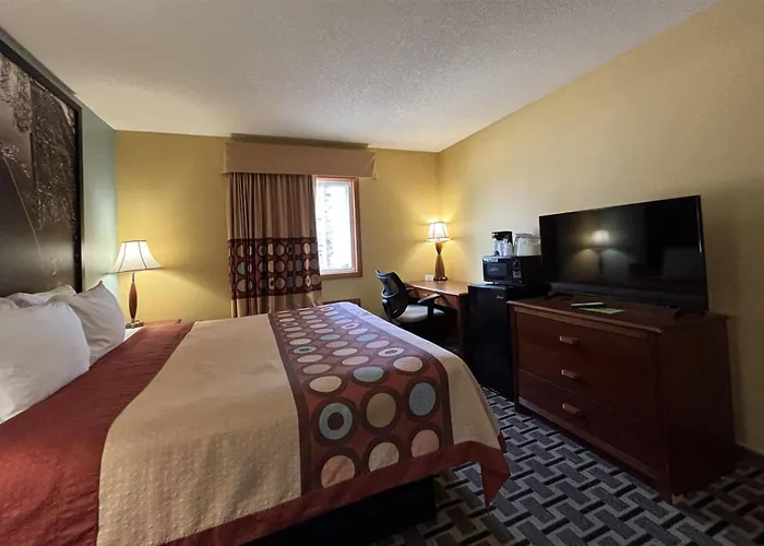 Super 8 By Wyndham Staunton Hotel