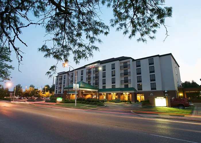 Courtyard By Marriott Bloomington