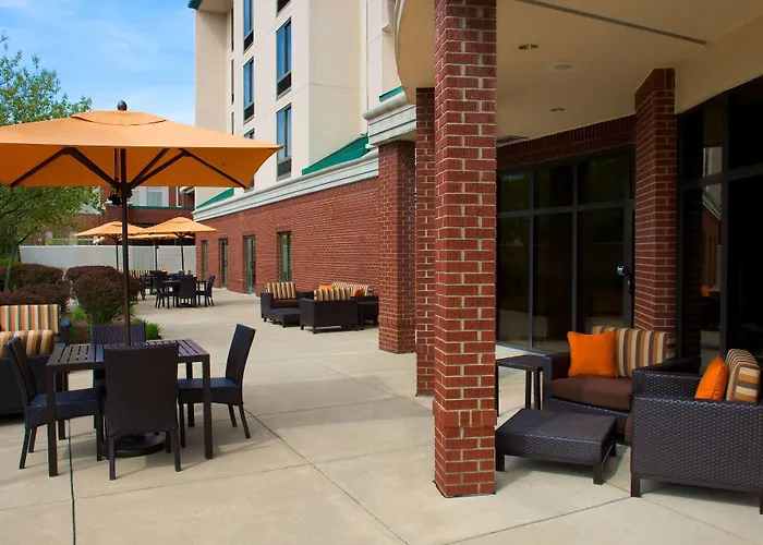 Courtyard By Marriott Bloomington