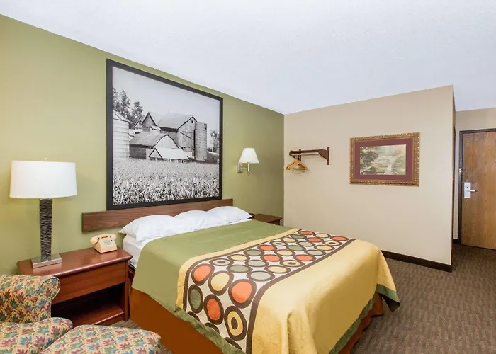 Super 8 By Wyndham Fairmont