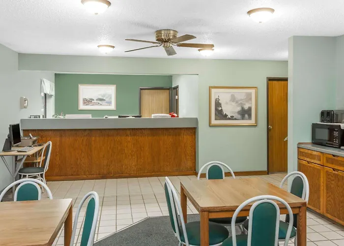 Super 8 By Wyndham Washington/Peoria Area Motel