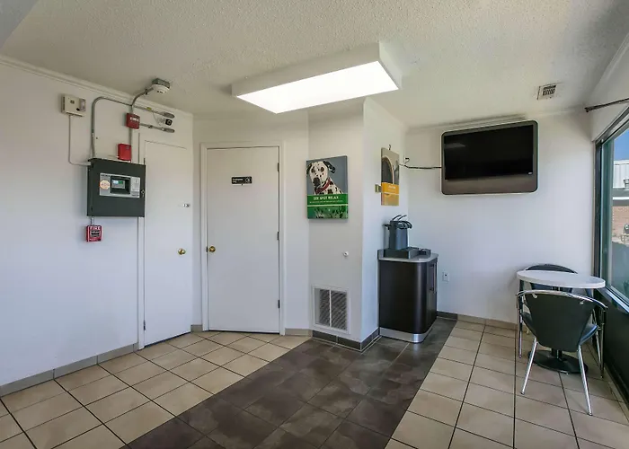 Motel 6-, Al