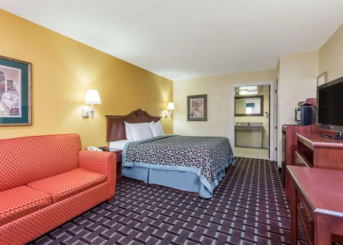 Days Inn & Suites By Wyndham Warner Robins Near Robins Afb