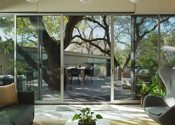 Frame Hotel - Treehouse