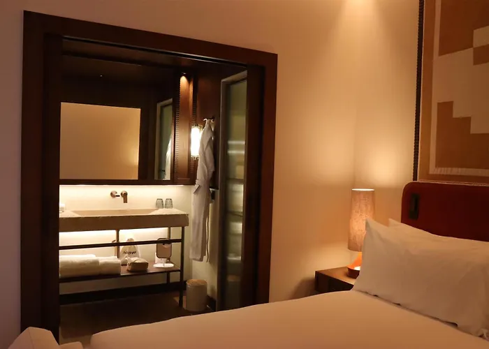 Palacio De Godoy Caceres, Curio Collection By Hilton