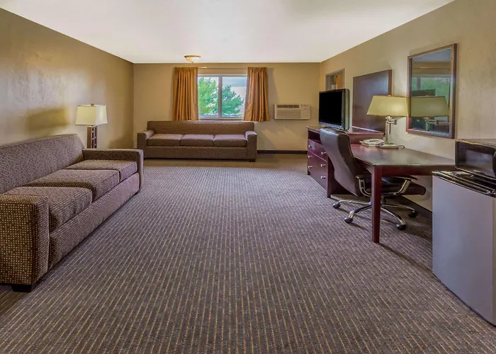 Super 8 By Wyndham Woodburn