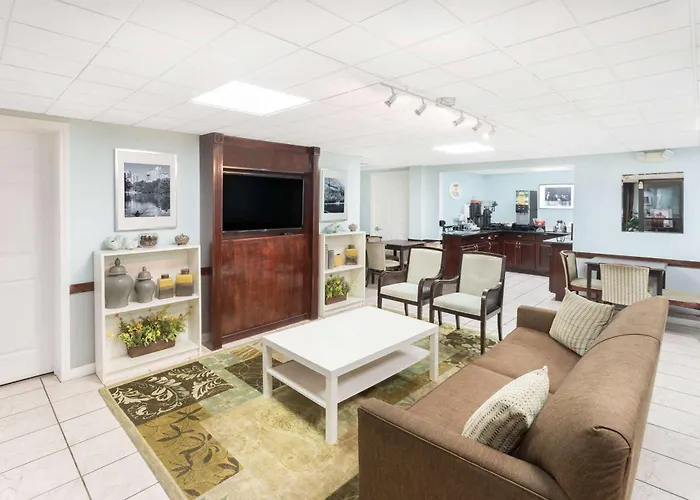 Super 8 By Wyndham Lithonia