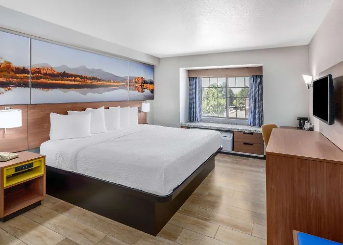 Days Inn & Suites By Wyndham Greeley