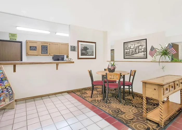 Super 8 By Wyndham Bloomfield