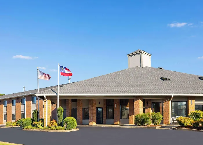 Baymont By Wyndham Lagrange Hotel