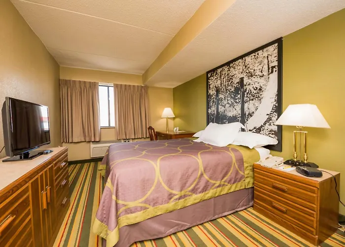 Super 8 By Wyndham Frederick Hotel