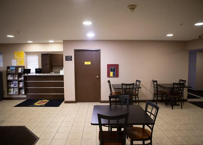 Super 8 By Wyndham Fairmont Hotel