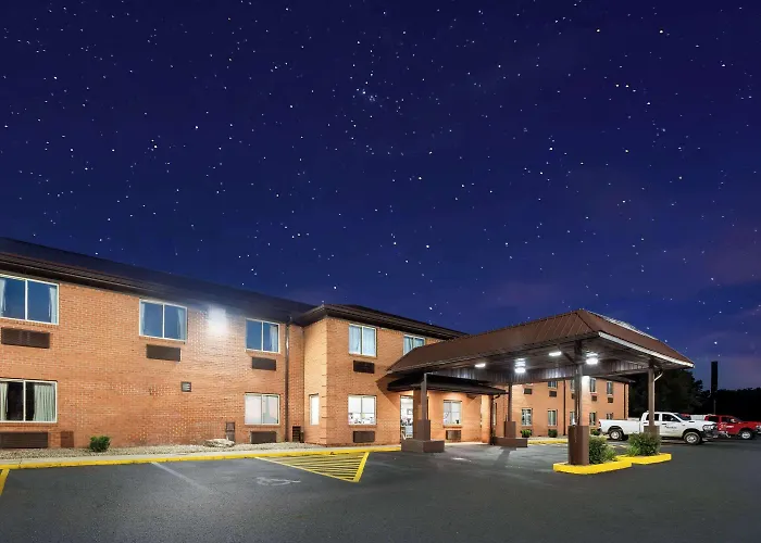 Super 8 By Wyndham Fairmont