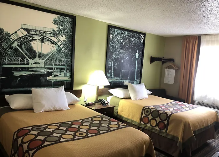 Super 8 By Wyndham Natchitoches Motel
