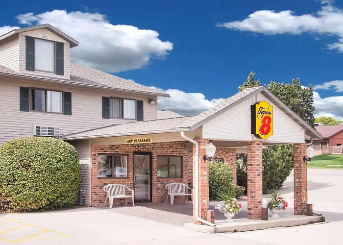 Super 8 By Wyndham Monroe Wi
