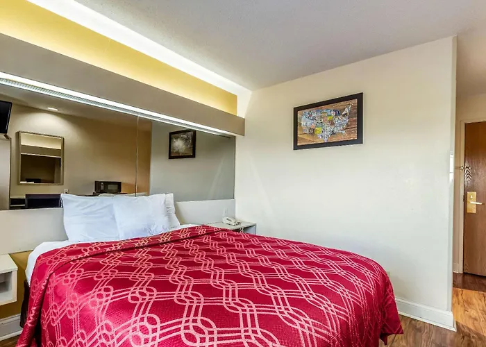 Econo Lodge Inn & Suites Evansville East
