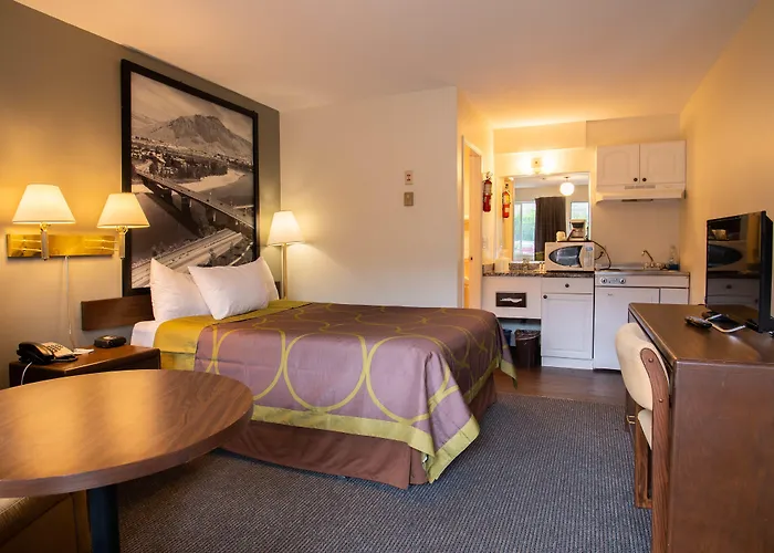 Super 8 By Wyndham Kamloops East Motel