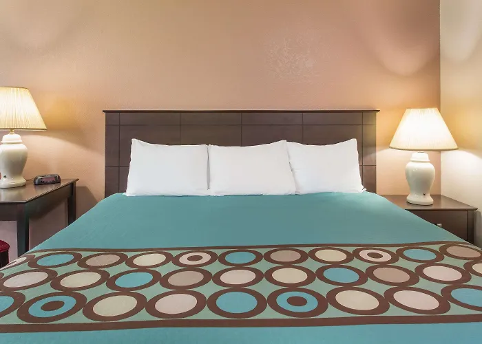 Super 8 By Wyndham Austin Mn