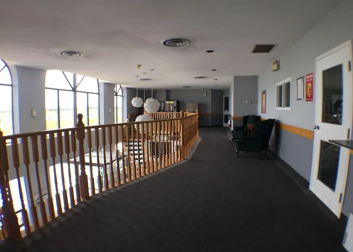 Super 8 Mount Hope/Hamilton International Airport