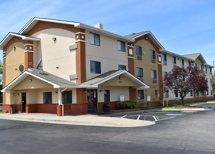 Super 8 By Wyndham /Jefferson Ave.